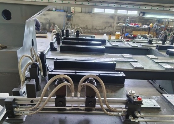 دستگاه سوراخ‌کاری CNC اتوماتیک صفحه با نیروی گیره 7.5KN، عرض شیار T 28mm، توان خنک‌کننده 0.45KW
